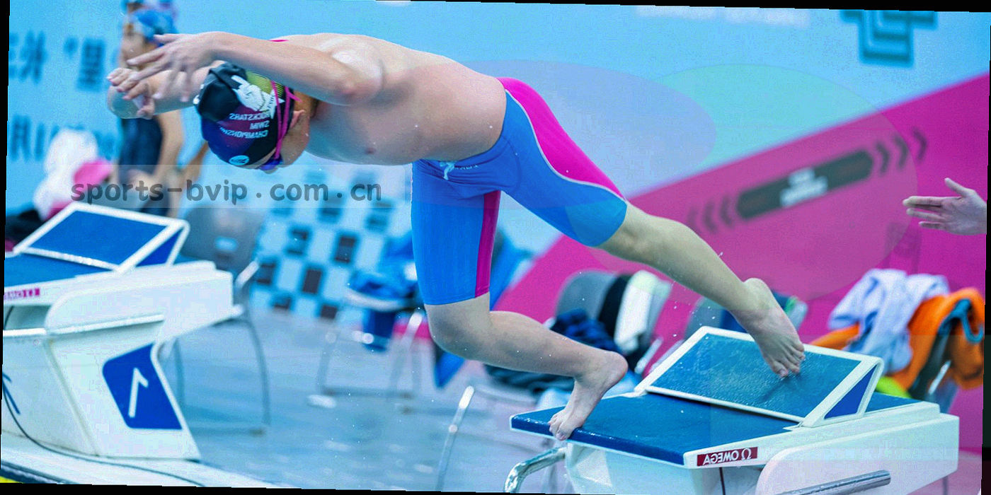 夜场灯光下的射门瞬间斜向构图，球门与足球形成视觉引导线